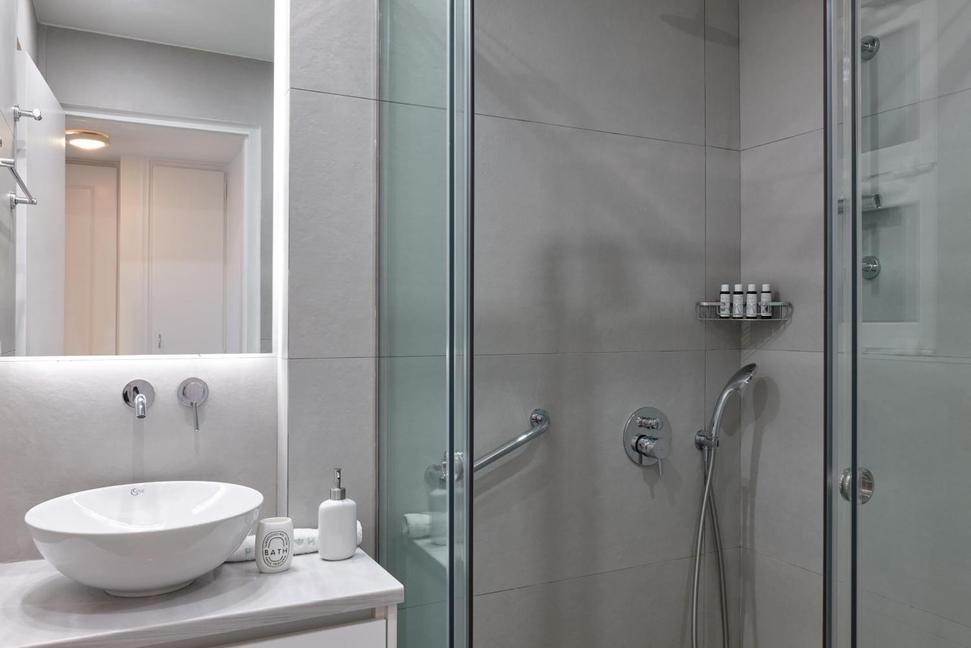 Chic One Bd Apartment With Hilton View Athens Luaran gambar
